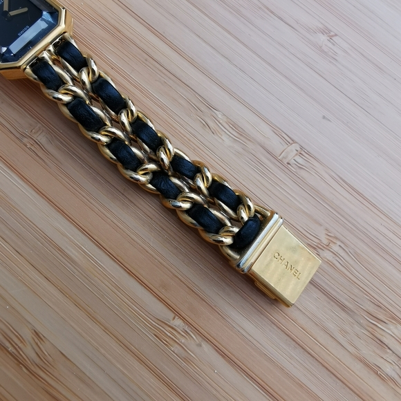 AUTHENTIC CHANEL watch with box size M - Picture 8 of 16